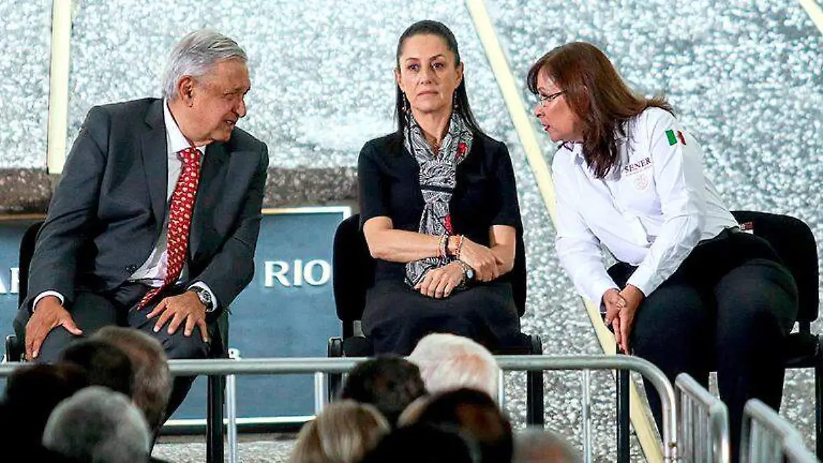 Andrés Manuel López Obrador dialoga con Rocío Nahle y, en medio Clauda Sheinbaum escucha